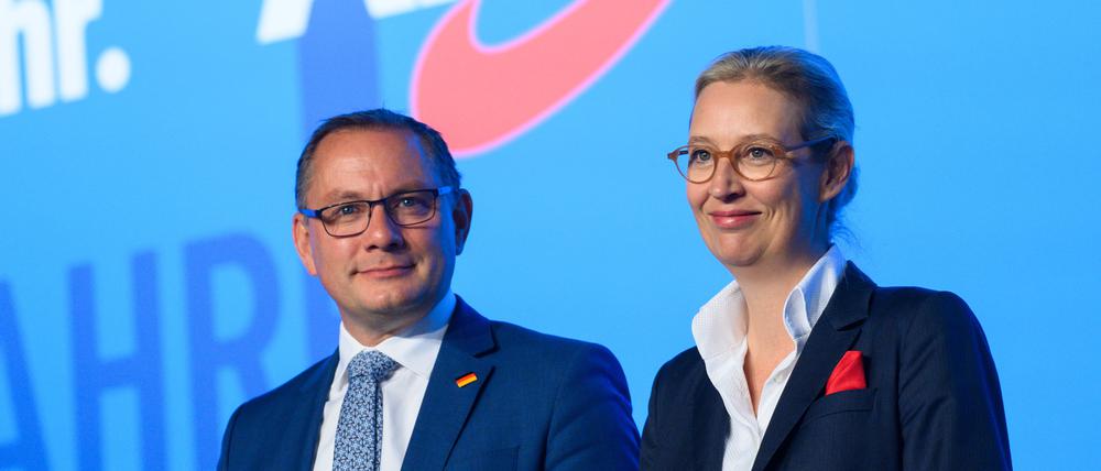Die beiden AfD-Vorsitzenden Tino Chrupalla und Alice Weidel, hier während des Magdeburger Parteitags im Sommer, stehen im Zentrum von zwei noch nicht aufgeklärten Vorfällen.  