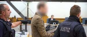 Rheinland-Pfalz, Koblenz: Ein mutmaßliches Mitglied der Terrorgruppe „Vereinte Patrioten“ wird in den Verhandlungssaal gebracht. Den vier Männern im Alter zwischen 44 und 56 Jahren und einer 75-jährigen Frau wird vorgeworfen, eine inländische terroristische Vereinigung gegründet zu haben.