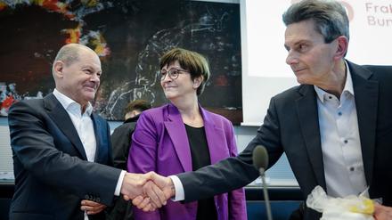 Bundeskanzler Olaf Scholz (l-r) mit Saskia Esken und Rolf Mützenich (alle SPD)
