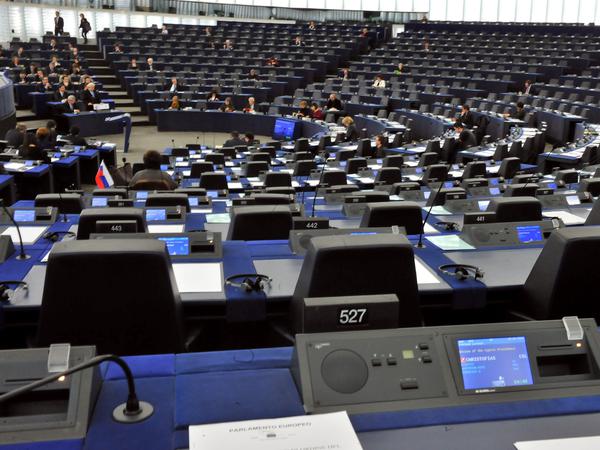 Vor der Abstimmung im Plenum des Europaparlaments gibt es noch Streit über den Einsatz der KI zur Verbrechensbekämpfung. 