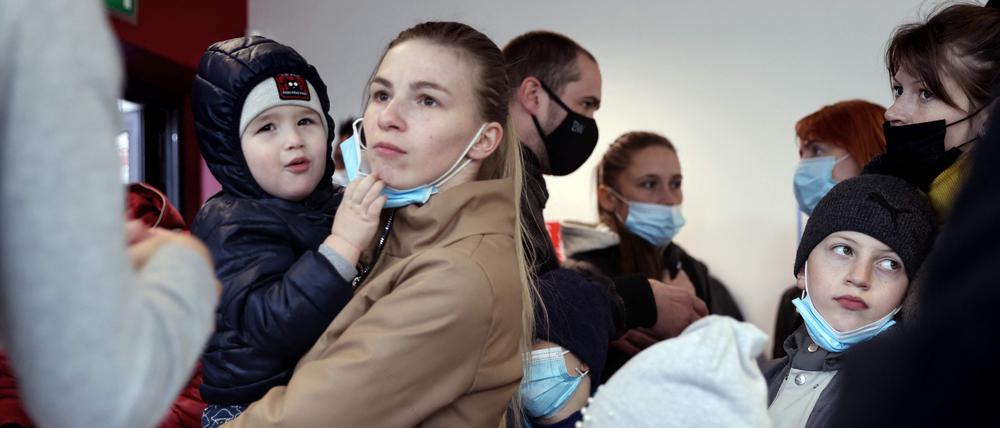 Menschen aus der Ukraine am 7. März im Pariser Ankunftszentrum für Geflüchtete.