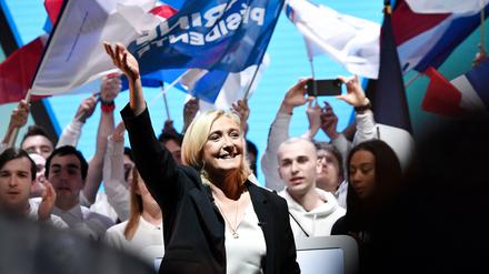 Präsidentschaftskandidatin Marine Le Pen inmitten ihrer Unterstützer in Reins.