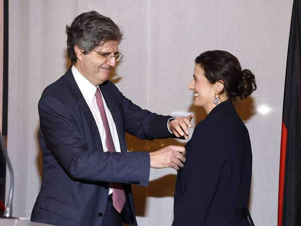 Der französische Botschafter François Delattre nimmt X-Verleih-Chefin Leila Hamid in den Ritterorden für Kunst und Literatur auf. 