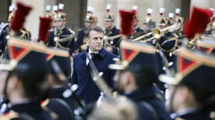 Emmanuel Macron (M.), Präsident von Frankreich, begutachtet Truppen während einer militärischen Zeremonie im Innenhof des Hôtel National des Invalides.
