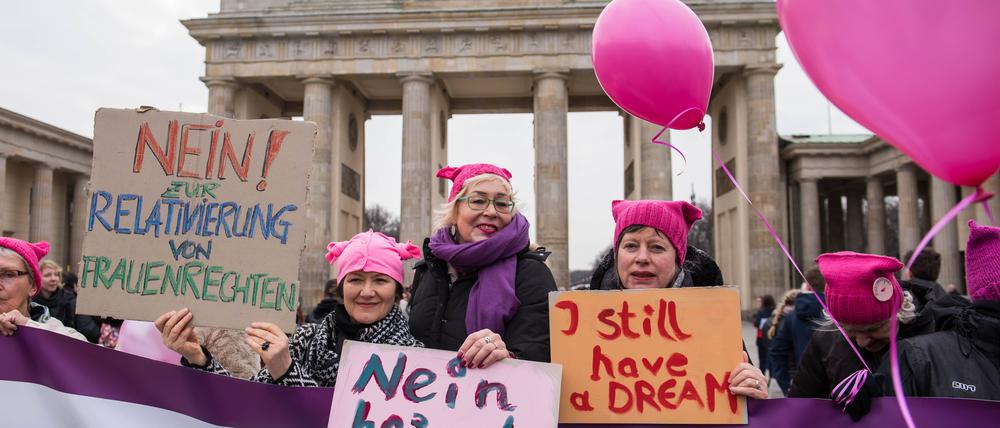 Hoch die Plakate. Hier zeigen Demonstrantinnen vor dem Brandenburger Tor am Frauentag Solidarität mit den Teilnehmerinnen des Womens March in den USA. In diesem Jahr gibt es den Protest digital.