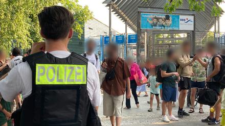 Polizisten stehen vor dem Eingang des Sommerbad in Neukölln. 