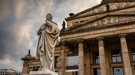 Das Denkmal von Friedrich Schiller vor dem Konzerthaus am Gendarmenmarkt hat eine Odyssee durch Ost- und West-Berlin hinter sich.