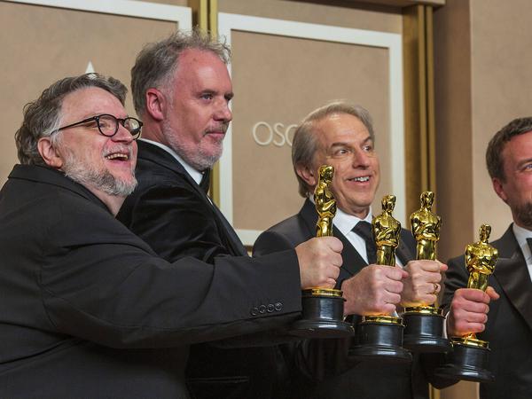 Guillermo Del Toro, Mark Gustafson, Gary Ungar and Alex Bulkley mit ihrem Oscar.