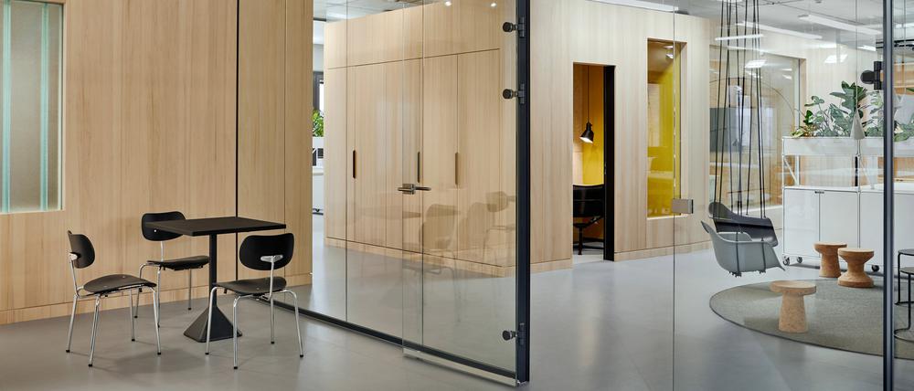 Für das dänische Unternehmen Ramboll richteten die Innenarchitekten von Ply zwei Büros nach neuesten Standards ein.