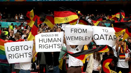 Fans von Deutschland halten Plakate mit der Aufschrift „LGBTQ+ RIGHTS“ , „SHOULD BE HUMAN RIGHTS!“ , „FROM WEMBLEY“ , „TO QATAR“  vor dem Spiel hoch. (Symbolbild, 2021)