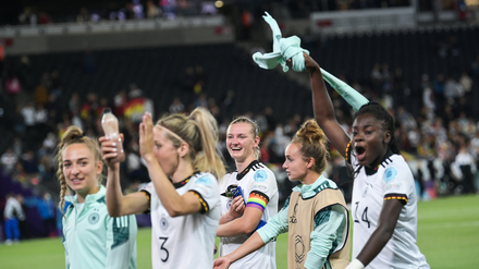 Erleichterung pur: Nach dem 2:1 gegen Frankreich ziehen die DFB-Frauen ins EM-Finale ein. Foto: Sebastian Gollnow / dpa