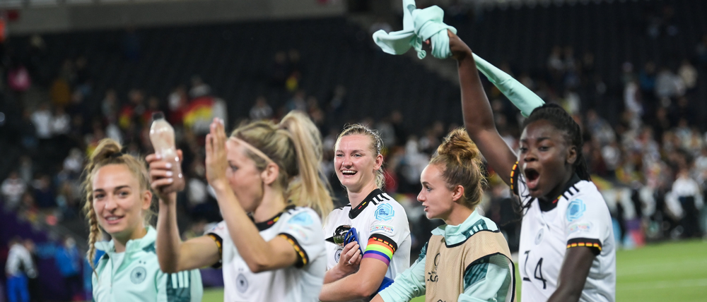 Erleichterung pur: Nach dem 2:1 gegen Frankreich ziehen die DFB-Frauen ins EM-Finale ein. Foto: Sebastian Gollnow / dpa