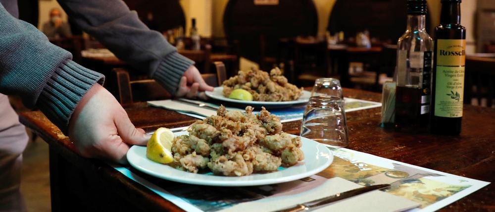 Hier wird eine Tapa mit gebratenen Calamari serviert. Will man die wirklich zu Hause essen?