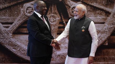 Indiens Premierminister Narendra Modi begrüßt den Präsidenten von Südafrika, Cyril Ramaphosa.