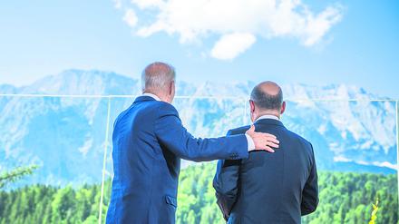 Bundeskanzler Olaf Scholz, steht neben US-Präsident Joe Biden zu Beginn eines bilateralen Treffens vor dem Auftakt zum eigentlichen Gipfeltreffen.