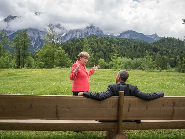 Vor sieben Jahren am gleichen Ort: Bundeskanzlerin Angela Merkel im Juni 2015 mit US-Präsident Barack Obama auf einer Wiese bei Schloss Elmau. 