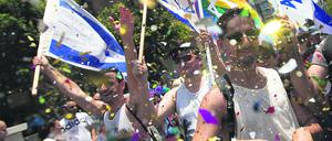 Pride Parade - mit Stolz für die Rechte von Lesben, Schwulen, Bi-, Inter- und transsexuellen und queeren Menschen (LGBTIQ+)..