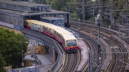 Ein S-Bahn-Zug der Linie S5 verlässt den Bahnhof Jannowitzbrücke und fährt in Richtung Charlottenburg.