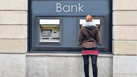 Die deutschen Banken bauen zusehends Geldautomaten ab.
