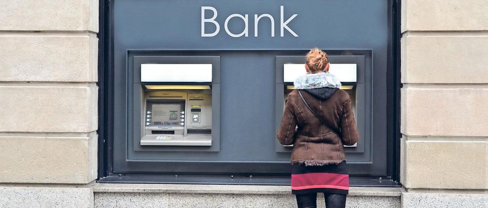Die deutschen Banken bauen zusehends Geldautomaten ab.