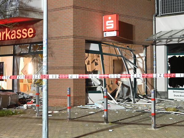 Sprengangriffe auf Geldautomaten in Sparkassenfilialen, wie hier in Schönefeld, werden in der Regel von professionell agierenden Tätern begangen.