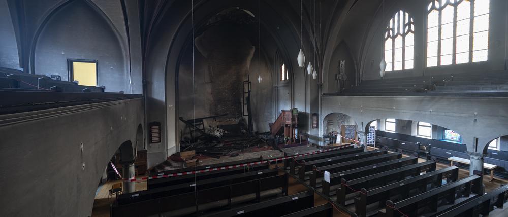 Der Altar in der Paul-Gerhardt-Kirche in Berlin-Prenzlauer Berg wurde durch den Brand vollkommen zerstört und der Kirchenraum mit Ruß bedeckt.