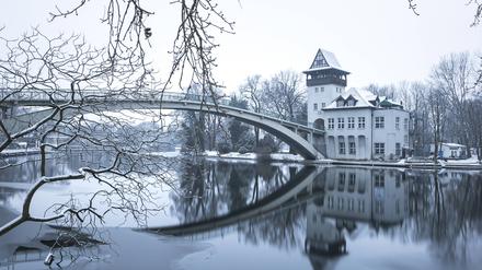 Die winterliche Insel der Jugend in der Spree am Treptower Park. 