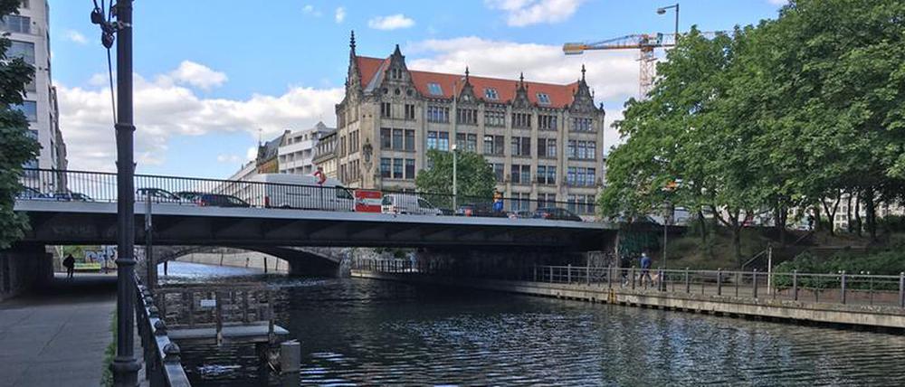 Am gleichen Ort wie bislang, soll auch künftig die Neue Gertraudenbrücke über den Spreekanal führen.