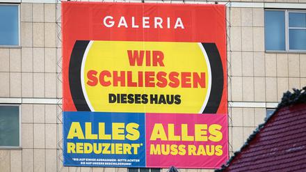 An der Fassade der Galeria Kaufhof in Halle hängt ein großes Transparent. Das Kaufhaus schließt zum Jahresende.