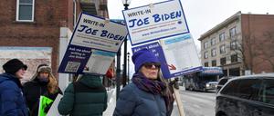 Schilder in New Hampshire, die dafür werben, Joe Biden auf die Wahlliste zu schreiben.
