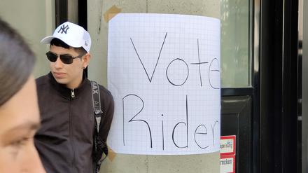 Die Demonstranten riefen die Rider auf, bei der Wahl gegen den Initiator zu stimmen.