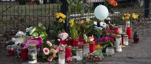 Blumen, Kerzen und Kuscheltiere haben Unbekannte am Bürgerpark Pankow abgelegt. In dem Park hatte eine Passantin zwischen Sträuchern die vermisste Fünfjährige schwer verletzt gefunden.