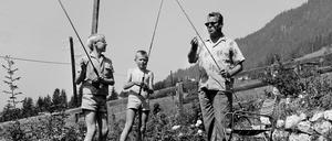 Willy Brandt mit seinem Sohn Lars (links) und dessen Freund bei Vorbereitungen zum Angeln in den Alpen.