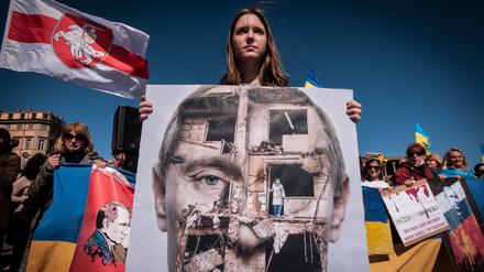 Bei einer Demonstration in Rom gegen den Krieg in der Ukraine hat man eine klare Meinung zu Russlands Präsidenten Wladimir Putin.