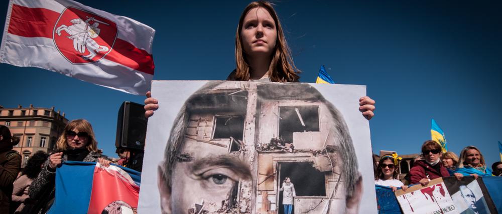 Bei einer Demonstration in Rom gegen den Krieg in der Ukraine hat man eine klare Meinung zu Russlands Präsidenten Wladimir Putin.
