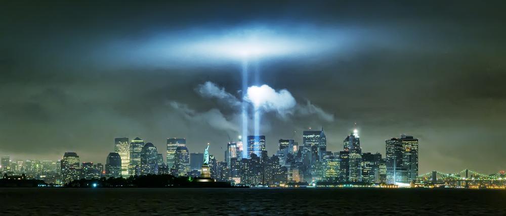 Die Skyline von New York City mit den Erinnerungsscheinwerfern für die Opfer von 9/11.