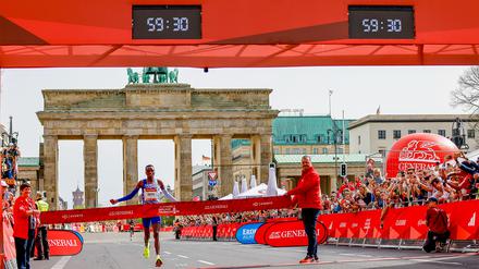Der Kenianer Daniel Simiu Ebenyo läuft beim Berliner Halbmarathon zum Sieg. 