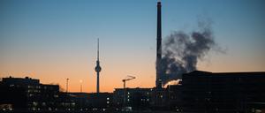 Dampf steigt vom Vattenfall Heizkraftwerk Scharnhorststraße am Morgen auf. Im Hintergrund steht der Fernsehturm. 