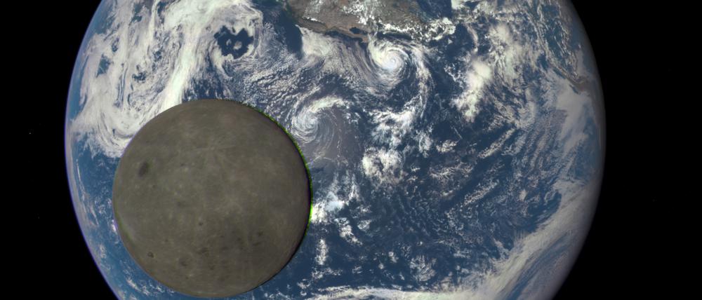 Eine Nasa-Kamera an Bord des Deep Space Climate Observatory (DSCOVR) hat am 6. August 2015 diese einzigartige Aufnahme gemacht. Zu sehen ist die vollständig beleuchtete „dunkle Seite“ des Mondes, die von der Erde aus nicht sichtbar ist.