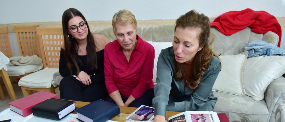 Für das Gespräch haben die drei Frauen der Familie Gönül Fotoalben rausgesucht.
