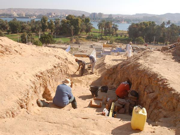 Grabungsarbeiten am bisher ältesten Grab auf der Qubbet el-Hawa Nord, das einem Mann namesn Khunis gehörte. 