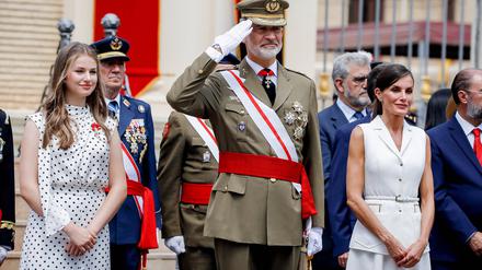 Prinzessin Leonor mit ihren Eltern, Spaniens König Felipe und Königin Letizia, bei der Zerermonie für die Absolventen der Militärakademie in Saragossa im Juli 2023.