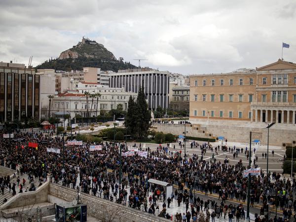 Allein in Athen seien 25.000 Menschen auf die Straße gegangen, sagte eine Polizeisprecherin.
