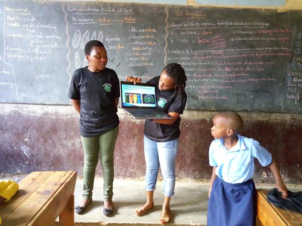 Mit ihrer Organisation „Green Fighters“ klärt Ineza Umuhoza Grace Schülerinnen und Schüler in Ruanda über die Folgen des Klimawandels auf.