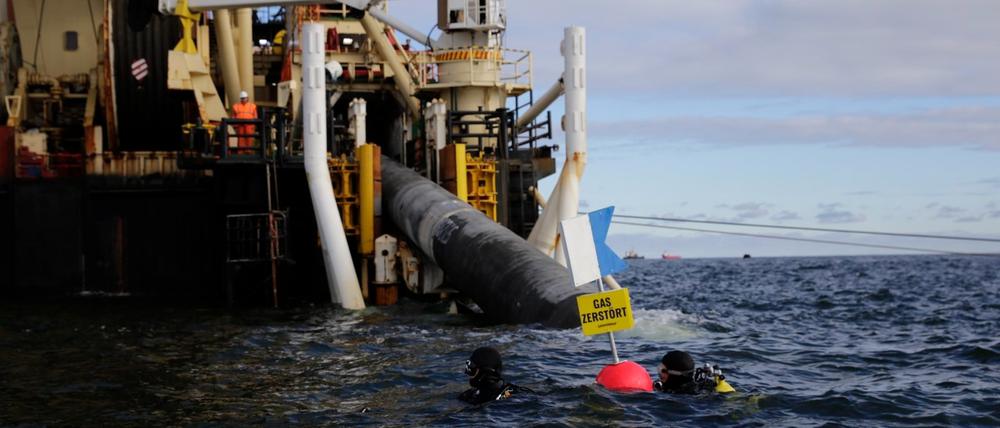 Taucher der nehmen nahe des Verlegeschiffs „Castoro 10“ an einem Protest gegen den Bau einer Pipeline für das geplante Rügener LNG-Terminal teil.