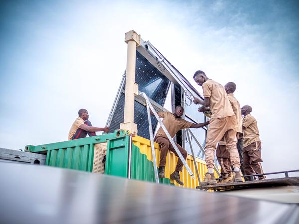 Die „Solartainer“ von Africa GreenTec können in 48 Stunden auf- und abgebaut werden.