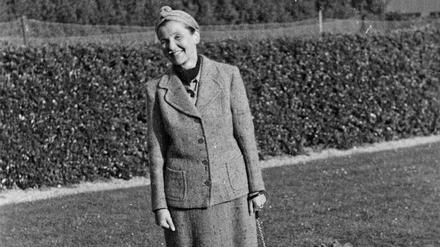 Grete Ring mit ihrem Pudel im britischen Exil, um 1942, Privatbesitz.