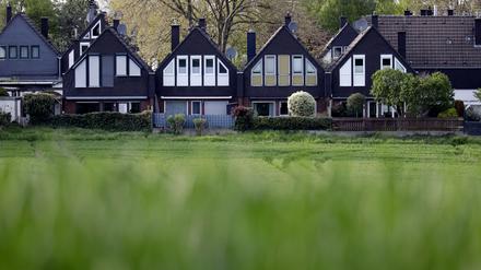 Einfamilienhäuser und Reihenhäuser stehen an einem Feldrand bei Frechen. Beim Kauf einer Immobilie sollte das Eigenkapital mindestens für die Kaufnebenkosten reichen.