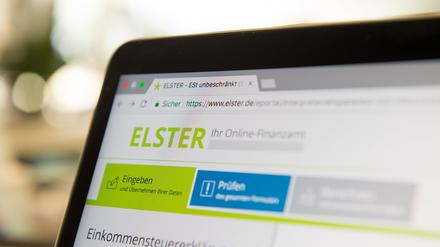 Die Steuer-Plattform «Elster» ist auf dem Bildschirm eines Laptops zu sehen. Mit großen Schritten naht der Tag, an dem die Frist zur Abgabe der Grundsteuererklärung endet: der 31. Januar 2023.