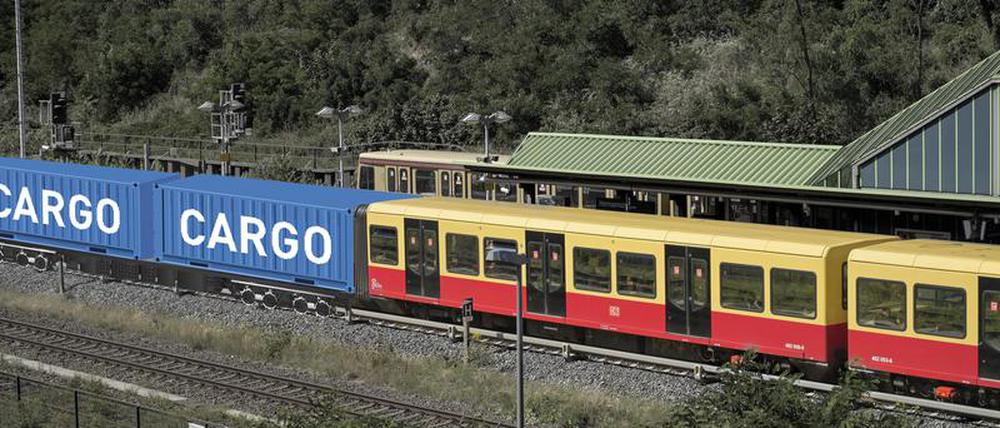 Der Senat untersucht, ob die Berliner S-Bahn auch Güter transportieren könnte.